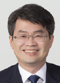 제 12대 원장 박형수씨의 사진입니다.