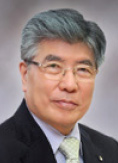 제 4대 원장 김중수씨의 사진입니다.