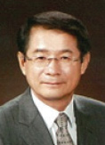 제 7대 원장 최용선씨의 사진입니다.